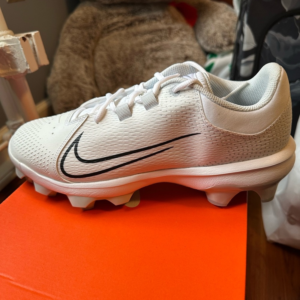 NEW Women’s NIKE Hyperdiamond 4 Pro MCS Softball cleats, size 11